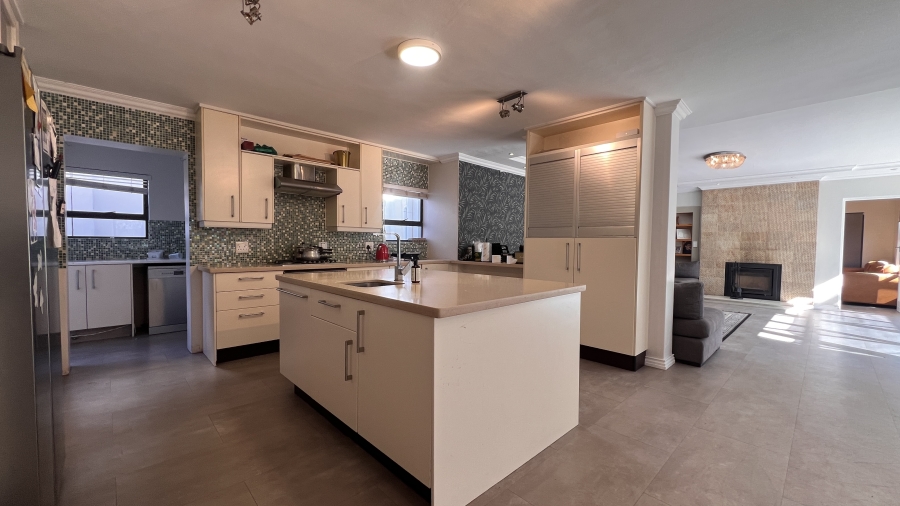 To Let 5 Bedroom Property for Rent in Big Bay Western Cape